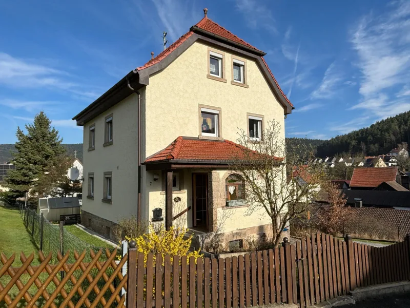 Ansicht vom Eingang - Haus kaufen in Weißenbrunn - Charmantes Einfamilienhaus mit ausgebautem Dachgeschoss und idyllischem Garten