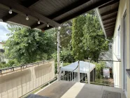 Loggia mit Treppe in Garten