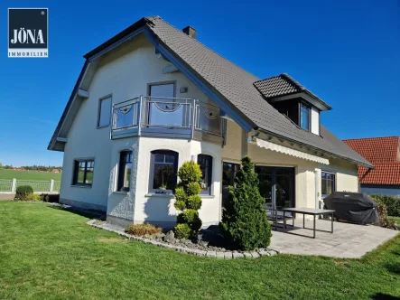 Aussenansicht mit Terrasse - Haus kaufen in Eckersdorf - Großzügige Architektenvilla für die ganze Familie – Ihr neues Zuhause in Eckersdorf