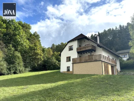 Seitenansicht - Haus kaufen in Kronach - Geräumiges Einfamilienhaus mit großen Grundstück in idyllischer Lage nicht weit von Kronach