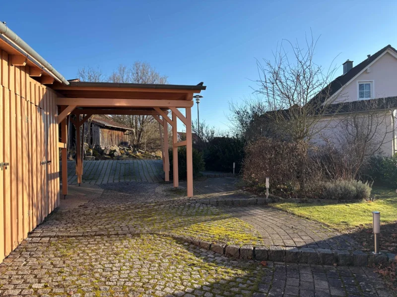 Abstellräume und Carport