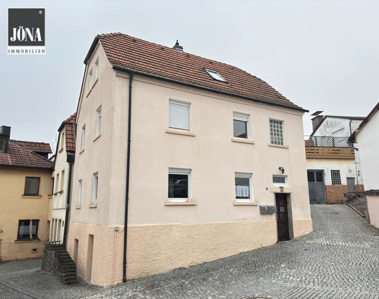  - Haus kaufen in Stadtsteinach - Modernisiertes 2-Parteienhaus im Zentrum von Stadtsteinach für Kapitalanleger und Selbstnutzer