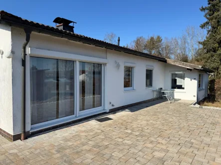  - Haus kaufen in Marktleugast / Mannsflur - Liebevoll sanierter Bungalow mit großer Garage in ruhiger Lage