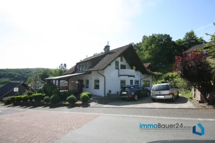 Seite vorne - Haus kaufen in Niederfischbach - Niederfischbach: Solides Einfamilienhaus mit Dachgeschosswohnung
