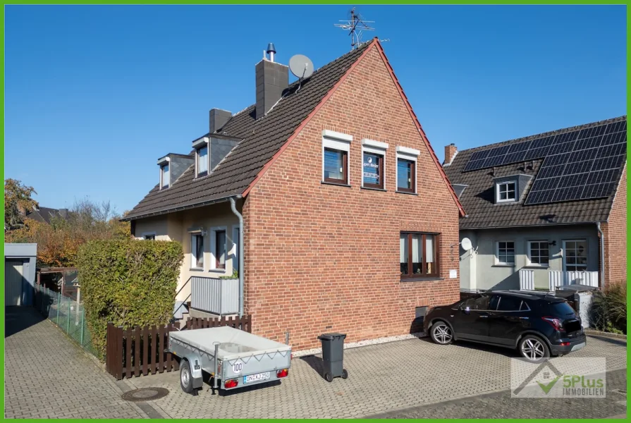 5Plus Immo Haus zum Kauf Düren Birgel Frontansicht - Haus kaufen in Düren / Birgel - + 5PLUS + GROSSZÜGIGES WOHNEN MIT GARTENIDYLL UND GARAGE IN RUHIGER LAGE VON DÜREN / BIRGEL +++