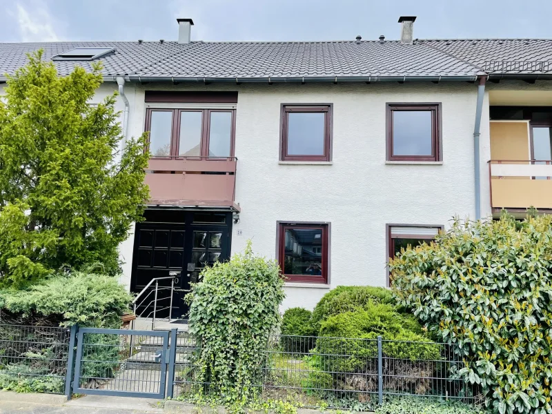 Hausansicht Vorne - Haus kaufen in Mannheim - MA-Waldhof - Sanierungsbedürftiges Reihenmittelhaus mit Garage