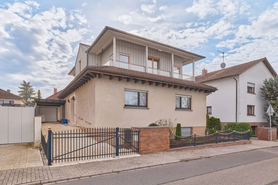 Außenansicht 2 - Haus kaufen in Brühl - Traumhaftes Einfamilienhaus mit idyllischem Garten, Terrasse und Wintergarten in ruhiger Wohnlage