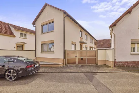 Hausansicht - Haus kaufen in Haßloch - Haßloch - Zwei in Einem - Mehrgenerationenhaus mit großem Grundstück