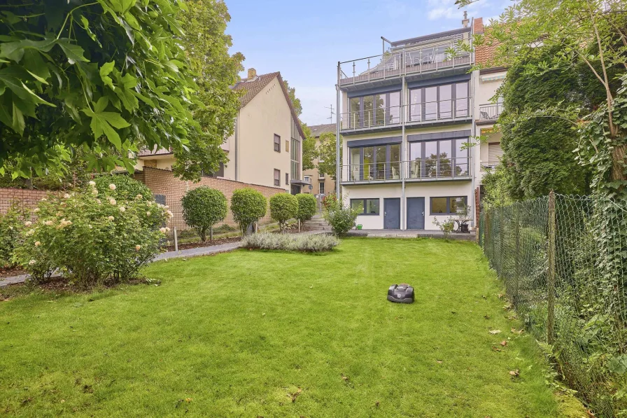 Rückansicht des Hauses - Haus kaufen in Ludwigshafen am Rhein - Provisionsfrei für Käufer! Modernes Zweifamilienhaus auf der Parkinsel