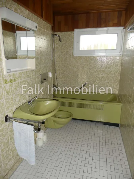 TL-Bad mit Badewanne EG