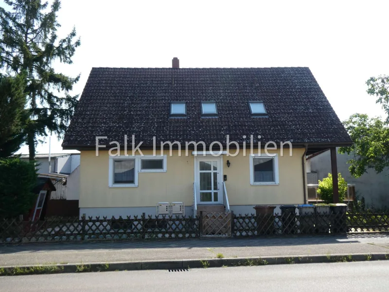 Ansicht Hauseingang - Haus kaufen in Mannheim - ***Platz für Lebensträume! Freistehendes 2-Familien-Fertighaus+Garage in Mannheim-Rheinau-Süd***