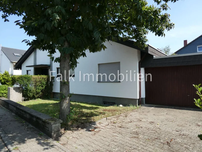 Hausansicht Straßenseite - Haus kaufen in Brühl - ***Ein Zuhause voller Möglichkeiten! Freistehendes Einfamilienhaus mit Doppelgarage in Brühl***