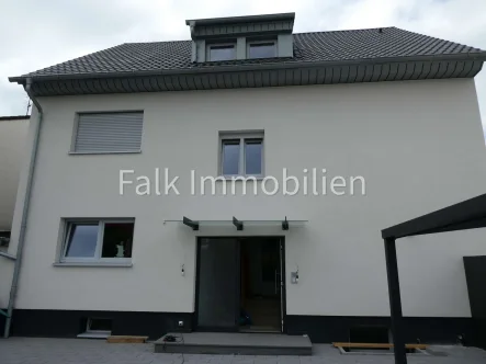 Hausansicht Hof-/Eingangsseite - Wohnung mieten in Brühl - ***Modernes Wohnen! Erstbezug nach Kernsanierung 3-ZKBB+Garage, 3-FH in Brühl***