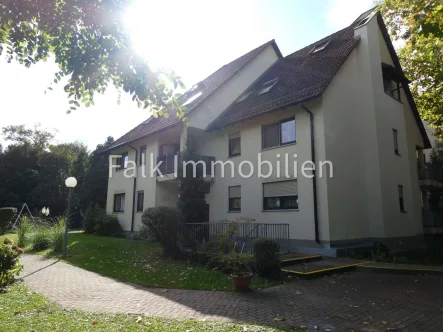 Ansicht Hauseingang - Wohnung kaufen in Mannheim - ***Gut gewählt! 2 ZKBB+Speicher+Hobbyraum+2 TG-Stellplätze in Mannheim-Rheinau***