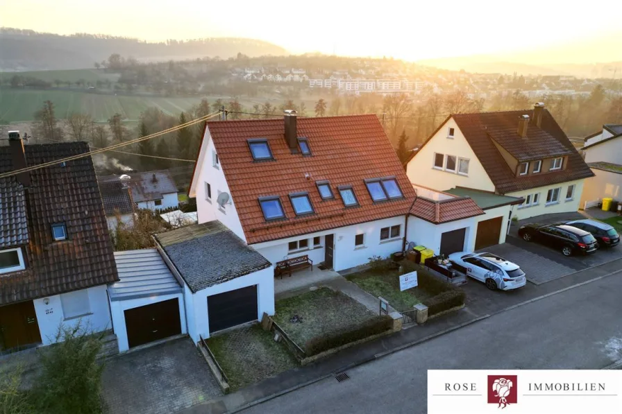 Titelbild - Haus kaufen in Winnenden - Idyllisches ZFH mit großer Terrasse und zwei Garagen in schöner Lage von Winnenden-Höfen