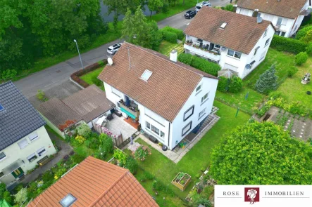 Titelbild  - Haus kaufen in Waiblingen - Gepflegtes Zweifamilienhaus am Waldrand mit Balkon, Terrasse und 2 Garagen