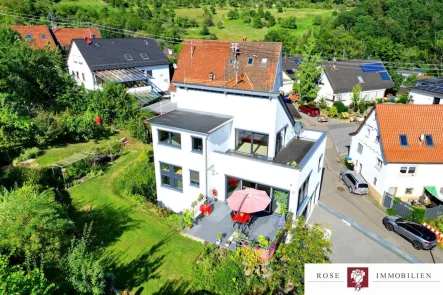 Titelbild - Haus kaufen in Winnenden , Württ - Wunderschönes Zweifamilienhaus mit großer Doppelgarage und Einliegerwohnung in naturnaher Lage