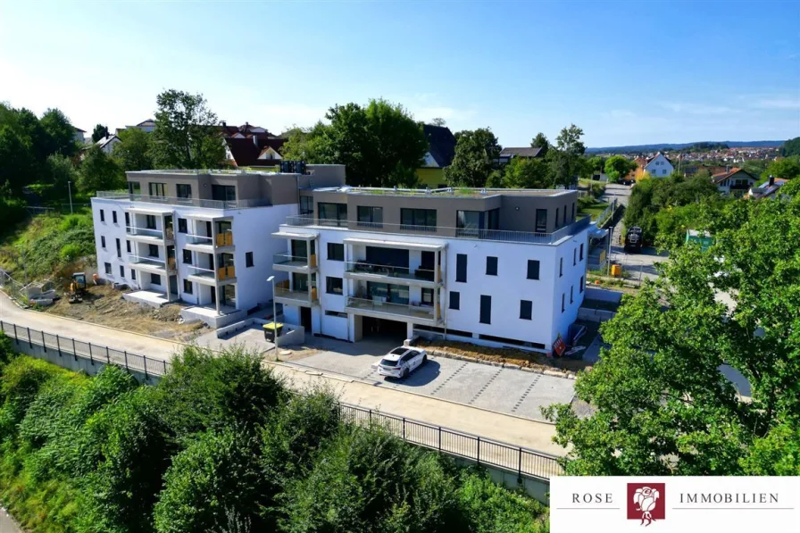 Drohnenansicht Süd-Ost - Wohnung mieten in Weissach im Tal - Barrierefreie 4-Zimmer Neubauwohnung im 1. OG mit Balkon, TG und ST in wunderschöner Lage!