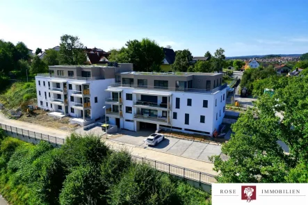 Drohnenansicht Süd-Ost - Wohnung mieten in Weissach im Tal - Barrierefreie 3,5 Zimmer-Maisonette-Wohnung mit Balkon, Dachterrasse und TG in Top-Lage!