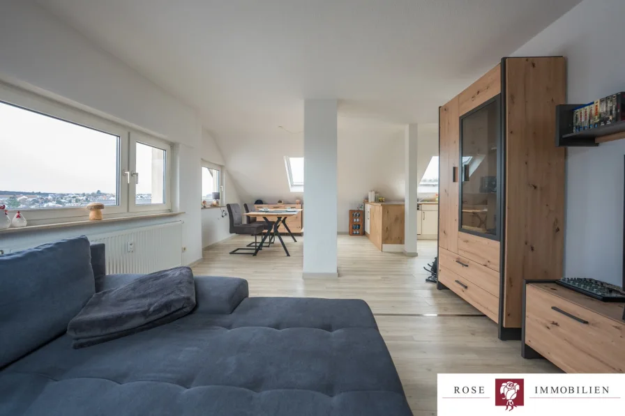 Wohn- Essbereich Bild 2 - Wohnung kaufen in Leutenbach-Weiler zum Stein - Schön renovierte Dachgeschosswohnung mit Außenstellplatz als erste Kapitalanlage