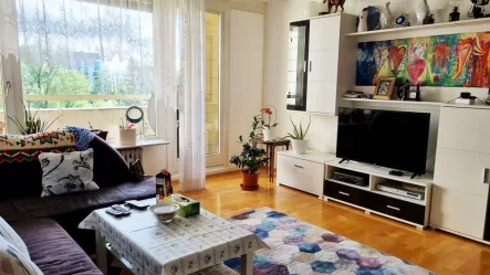 Wohnzimmer mit Balkonzugang - Wohnung kaufen in Stuttgart - 2-Zi.-Wohnung mit Balkon und zuverlässiger Miete direkt am Probstsee