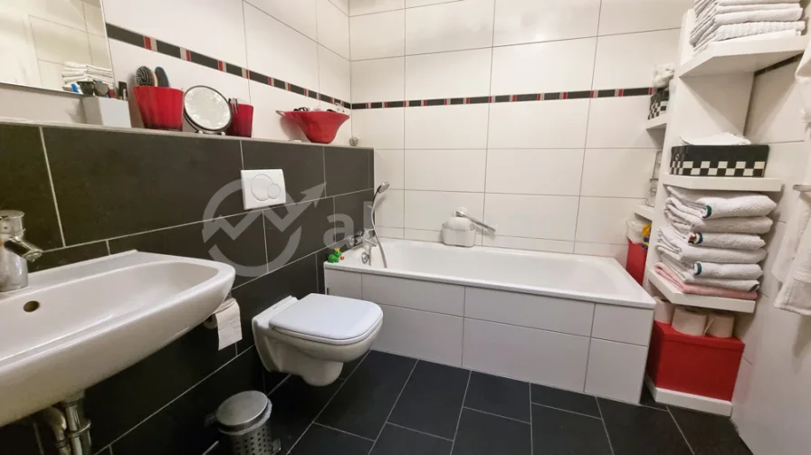 innenliegendes Badezimmer mit Badewanne und Dusche - Haus kaufen in Reutlingen - Perfekt für Familien: Neuwertiges Reihenmittelhaus in zentrumsnaher Lage mit TG und Dachterrasse