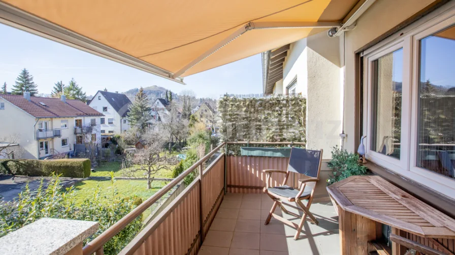 Balkon mit Markise  - Wohnung kaufen in Pfullingen - Großzügige 3-Zi.-Wohnung mit Balkon und Stellplatz in Pfullingen