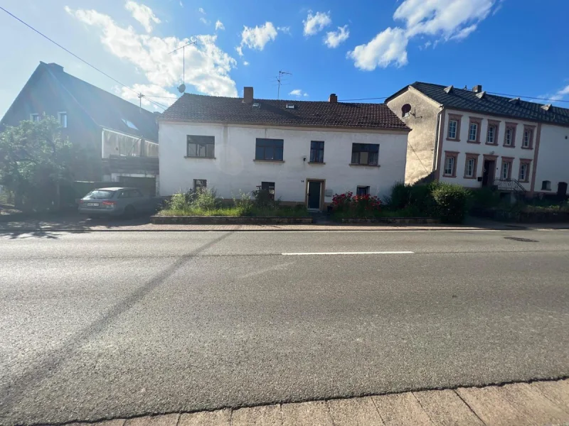 Außenansicht - Haus kaufen in Tholey / Sotzweiler - Sanierungsbedürftiges Einfamilienhaus in Tholey-Sotzweiler im Bieterverfahren zu verkaufen!
