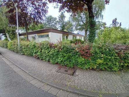 Straßenansicht - Haus kaufen in Saarbrücken - Einfamilienhaus mit Ausbaupotential, evtl. auch für Projektenwickler interessant!