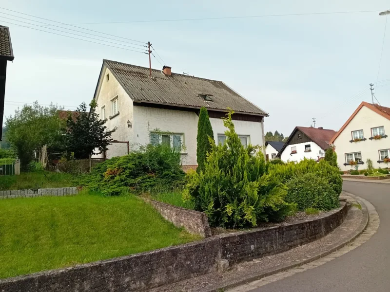 Straßenansicht - Haus kaufen in Schmelz / Limbach - Einfamilienhaus in Schmelz-Limbach im Bieterverfahren zu verkaufen!