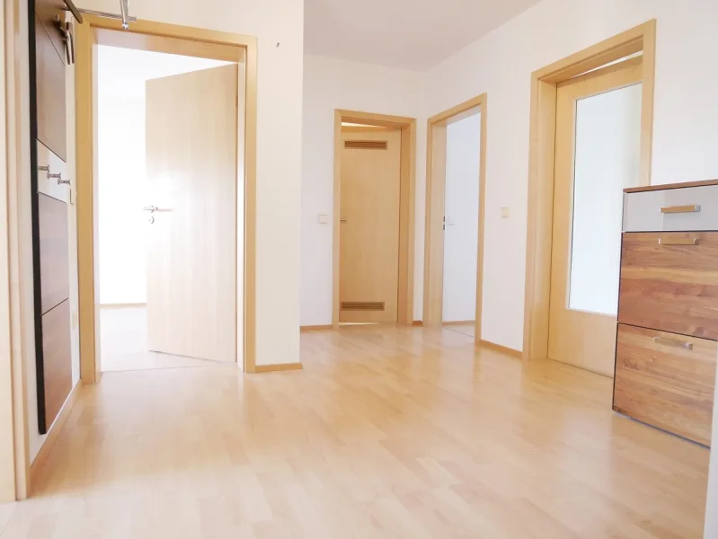 diele links - Wohnung kaufen in Friedberg - *Oberste Etage mit freiem Blick* Wunderschöne 3 ZKB in FRIEDBERG