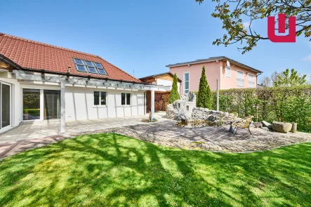 Gartenansicht - Haus kaufen in Altdorf - Am Ortsrand von Landshut - Modernes, altersgerechtes EFH mit Einliegerwohnung auf ca. 1.017m² Grund!