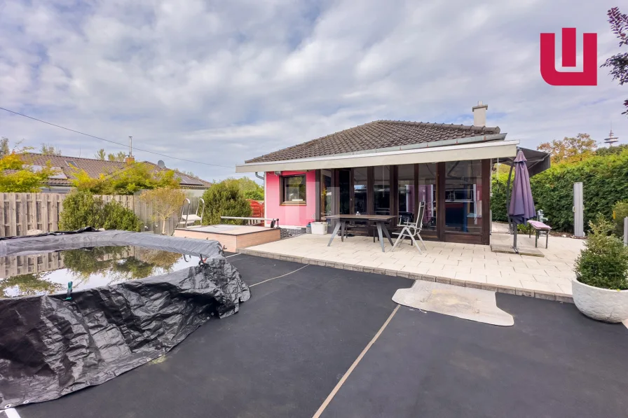 Außenansicht - Haus kaufen in Schöngeising - WINDISCH IMMOBILIEN - vermieteter Bungalow in Ortsrandlage von Schöngeising - mit div. Anbauten