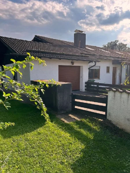 Hausansicht - Wohnung kaufen in Sauerlach - Für Gartenliebhaber - älteres 2 Familienhaus in absolut ruhiger Lage