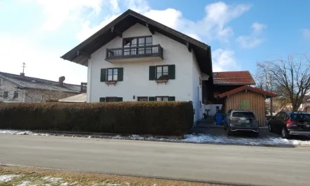 Hausansicht - Haus mieten in Unterdarching - Alpencharme trifft modernen Wohnkomfort – Ihre Traum-Doppelhaushälfte im bayerischen Oberland