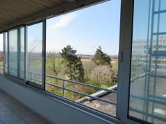 Bild der Immobilie: Ideal für A8-Pendler! Mit großem, verglastem West-Balkon und freiem Blick!