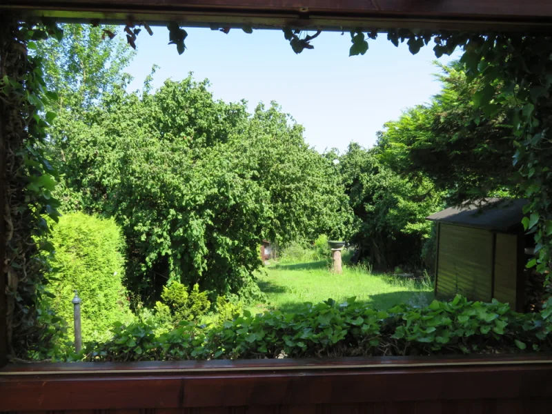 Blick vom Freisitz - Haus kaufen in Neusäß / Hammel - Gemütliches Wochenendhaus am Waldrand mit großem Garten!