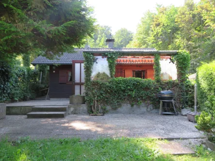 Haus Gartenansicht - Haus kaufen in Neusäß / Hammel - Gemütliches Wochenendhaus am Waldrand mit großem Garten!