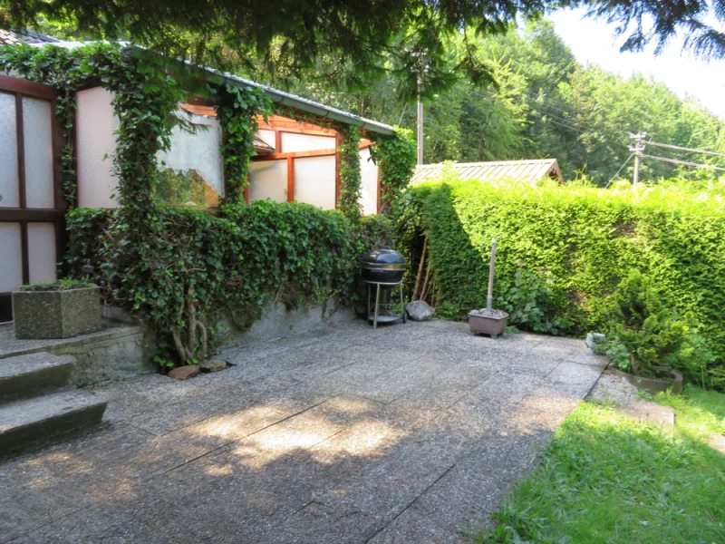 Terrasse - Haus kaufen in Neusäß / Hammel - Gemütliches Wochenendhaus am Waldrand mit großem Garten!