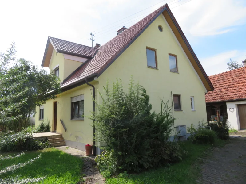 Ansicht Einfahrt - Haus kaufen in Gessertshausen - Ideal für Bastler -  viel Platz und viel Gestaltungsfreiraum!