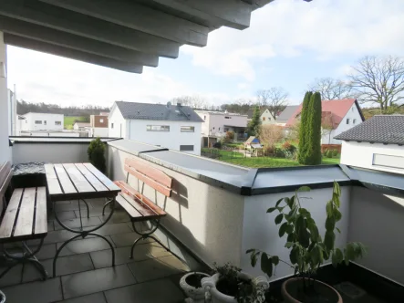 Dachterrasse Bild 1 - Wohnung kaufen in Adelsried - Ideal für A8-Pendler! Neuwertig, A+ Energieklasse, Dachterrasse in ruhiger Lage!