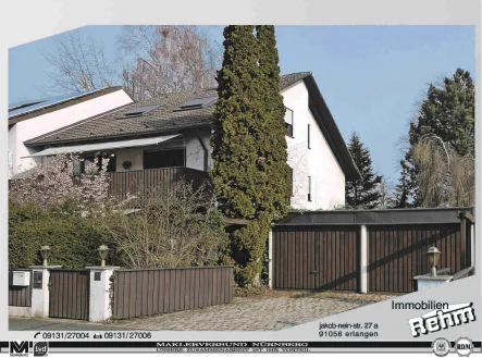 Straßenseite - Haus kaufen in Erlangen-Tennenlohe - Wohnhaus mit 3 Wohnungen