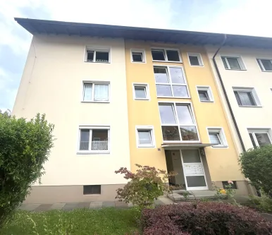 Gebäude vorne - Wohnung kaufen in Feucht - Großzügige 3-Zimmer-Wohnung mit Balkon