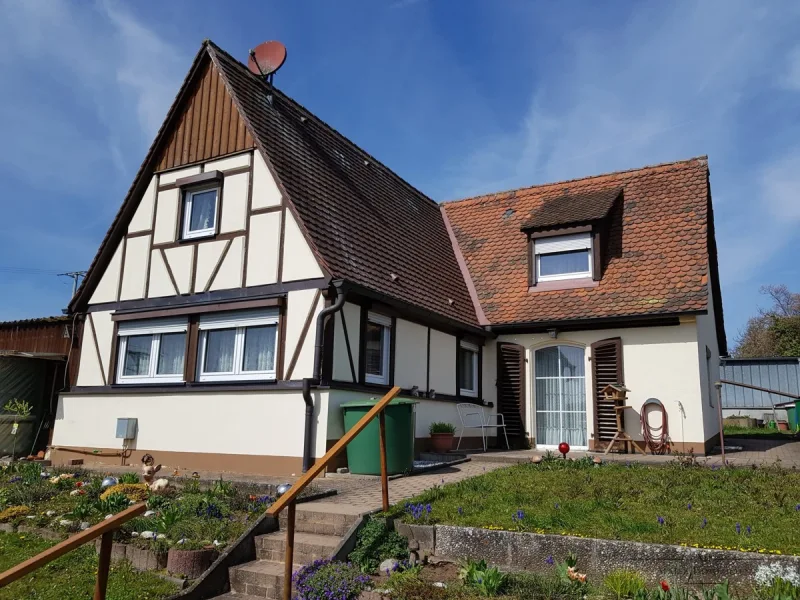 Ansicht - Haus kaufen in Heilsbronn - Charmantes Einfamilienhaus mit viel Potenzial und wunderschönem Garten