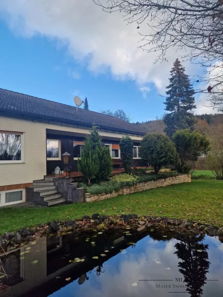 Außenansicht - Haus kaufen in Thalmässing - Einfamilienhaus mit idyllischem Gartenteich und Erweiterungspotenzial