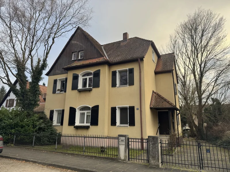 Außenansicht - Haus kaufen in Nürnberg - Nostalgische Stadtvilla in Parklage – Perfekt für eine liebevolle Modernisierung