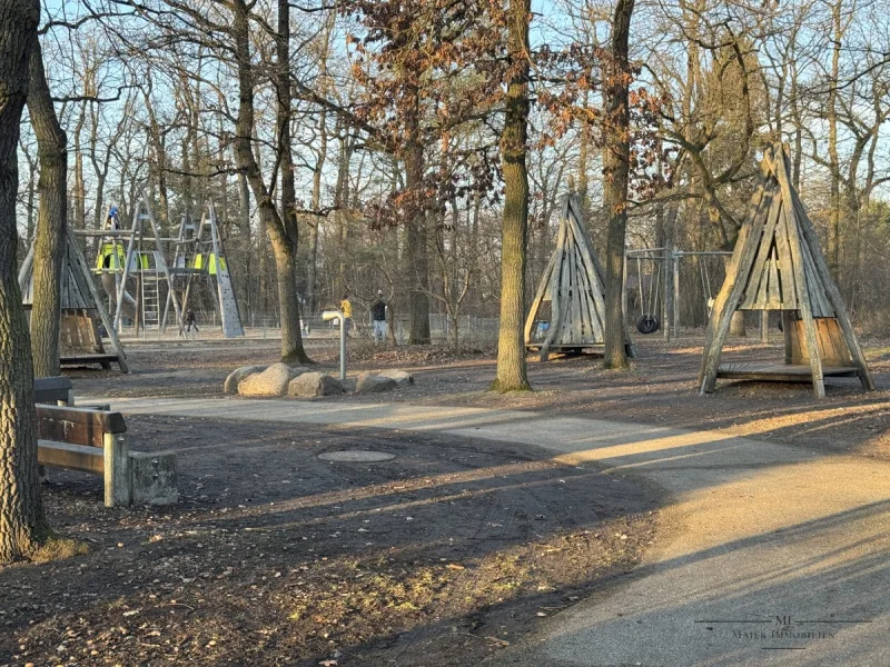 Park Forstweiher gegenüber