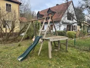 Garten mit kleinem Spielplatz