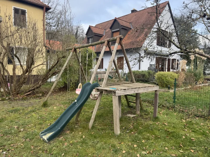 Garten mit kleinem Spielplatz