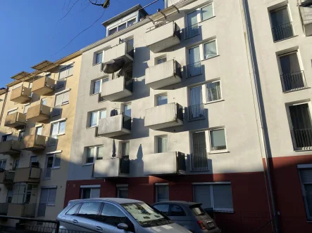 Blick auf den Südbalkon - Wohnung kaufen in Nürnberg - Stadtnah, strandnah: 2 Balkone, Stellplatz und die perfekte Lage – bereit für Ihren Feinschliff!